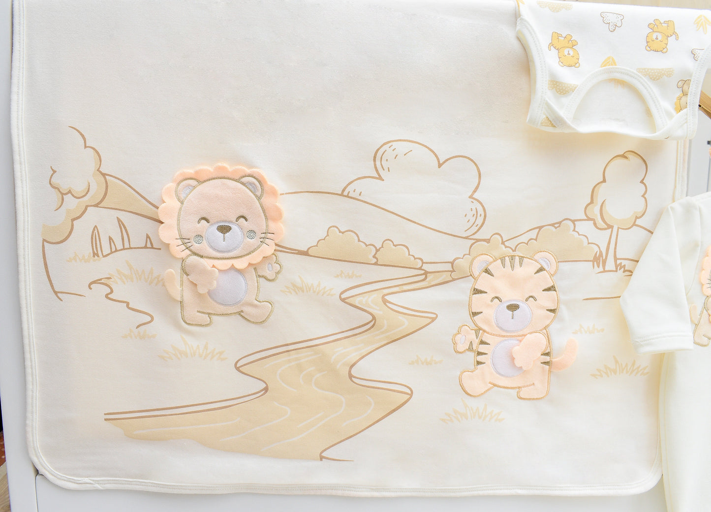 Primer día león y tigre niño