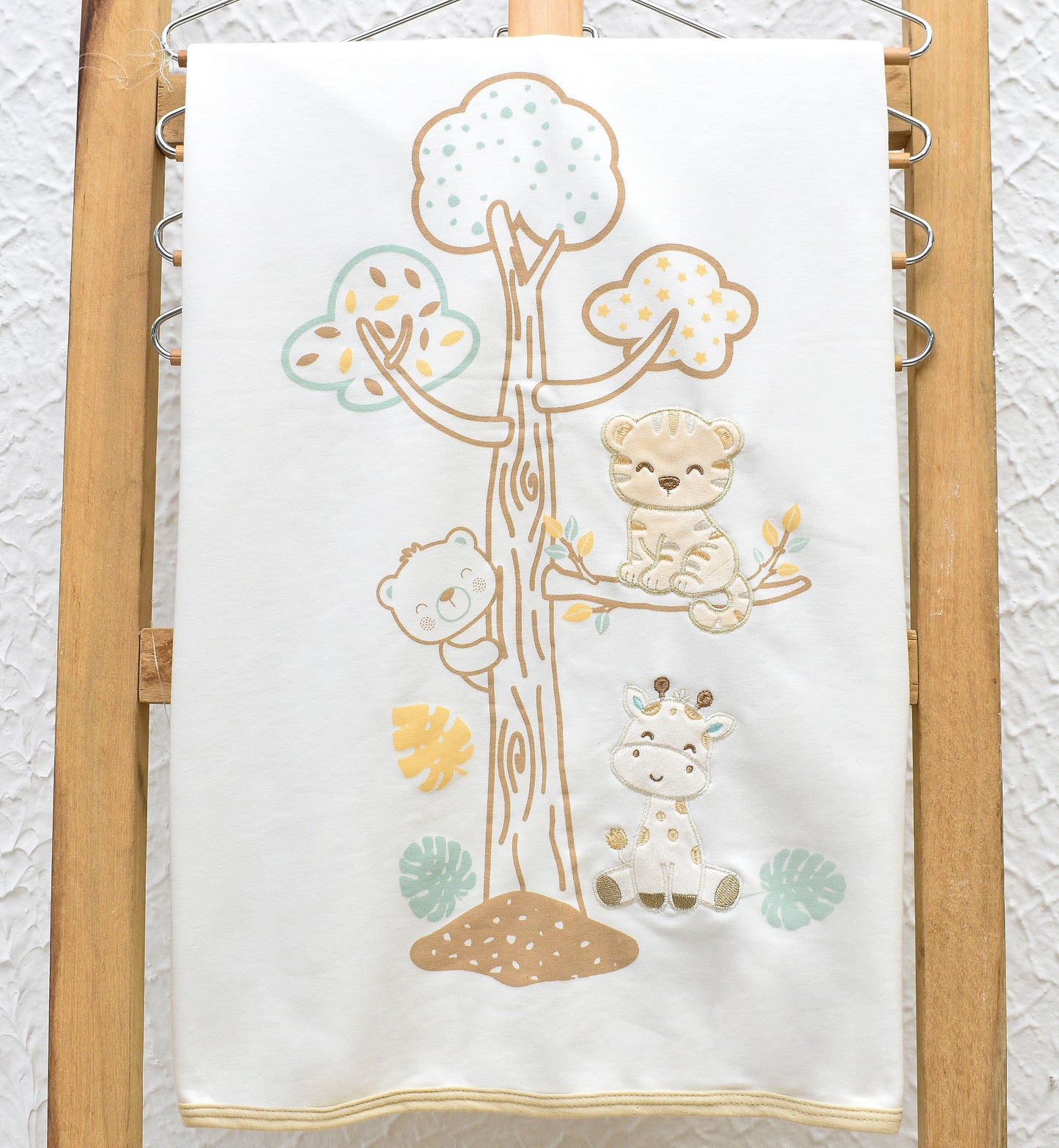 PRIMER DIA ANIMALITOS EN EL ARBOL